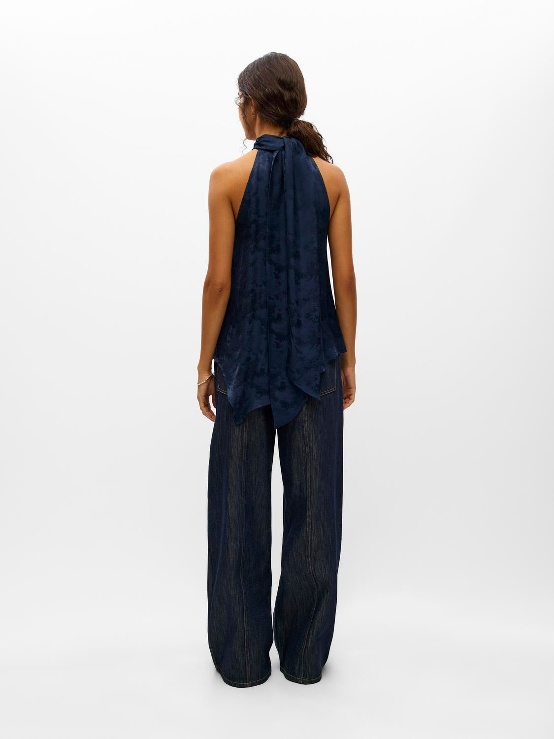 model_shot-back